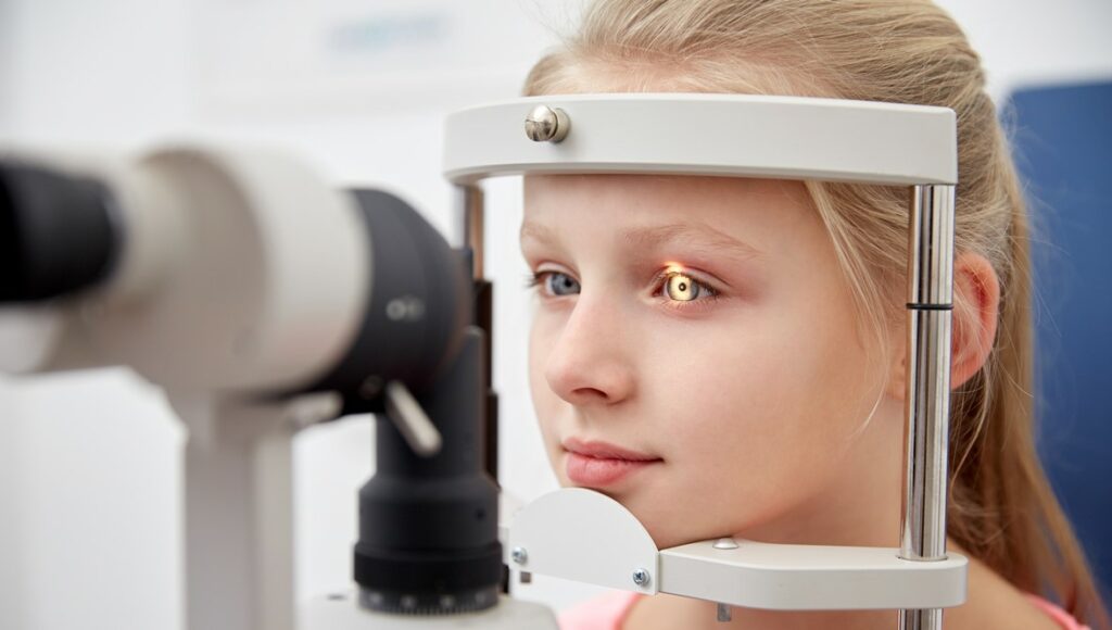 سنجش بینایی چشم کودک - مراجعه به چشم پزشک اطفال