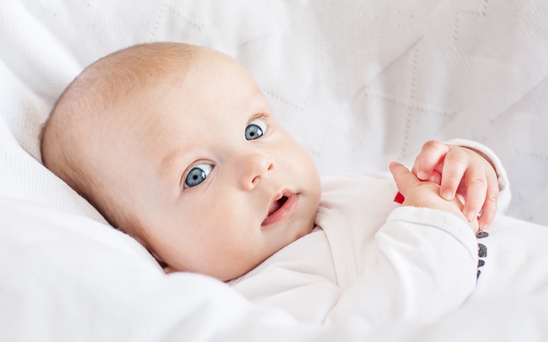 بینایی کودک تا ۴ ماهگی