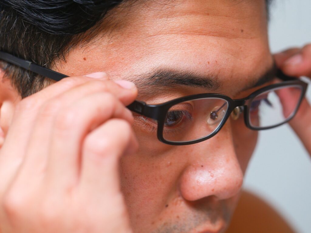 ضررهای عینک طبی